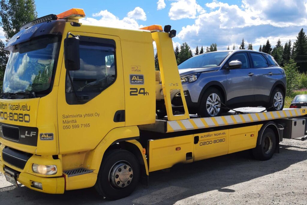 Hinauspalvelu Salmivirran hinausauto kuljettaa henkilöautoa